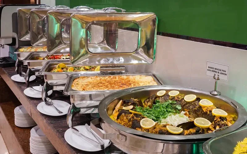 بوفيه عشاء من فندق هوليداي إن القصر