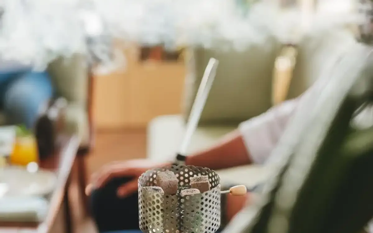 شيشة ومشروب في فندق ميلينيوم المسار