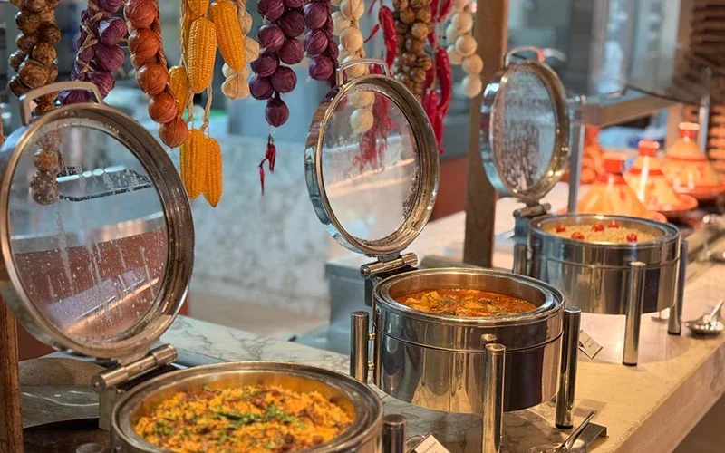 بوفيه غداء أو عشاء عالمي